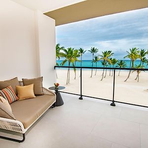 Oceanfront Club Junior King Suite